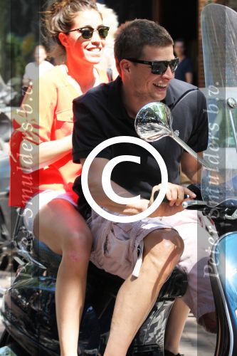 Amsterdam 25 mei 2012
Sven Kramer en zijn vriendin Naomi v As op de vespa scooter op de cornelis schuytstraat.
Peter Smulders bv