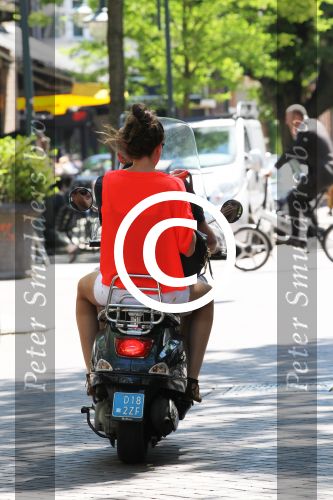 Amsterdam 25 mei 2012
Sven Kramer en zijn vriendin Naomi v As op de vespa scooter op de cornelis schuytstraat.
Peter Smulders bv