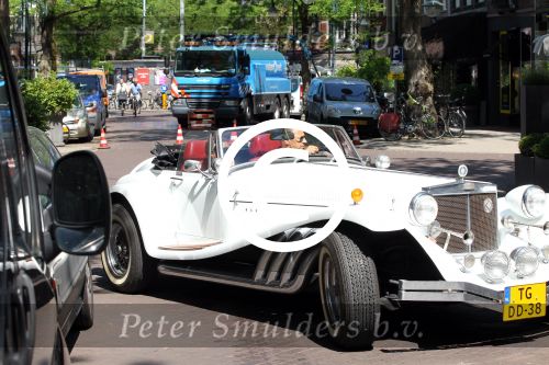 Amsterdam 25 mei 2012
Sylvana Simons met vriend Ronald Kahn in een Clenet. Van deze auto zijn er maar 250 gemaakt.
Peter Smulders bv