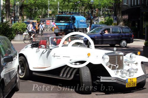 Amsterdam 25 mei 2012
Sylvana Simons met vriend Ronald Kahn in een Clenet. Van deze auto zijn er maar 250 gemaakt.
Peter Smulders bv