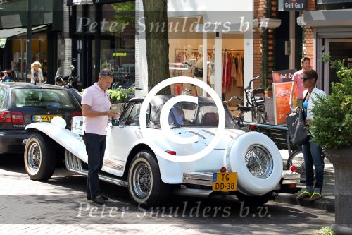Amsterdam 25 mei 2012
Sylvana Simons met vriend Ronald Kahn in een Clenet. Van deze auto zijn er maar 250 gemaakt.
Peter Smulders bv