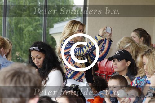 Lausanne, 17 en 18 Augustus 2012
Sylvie v d Vaart samen met de dames van het Nederlands elftal, Rafael v d Vaart en hun zoontje Damian v d Vaart
Foto Peter Smulders BV