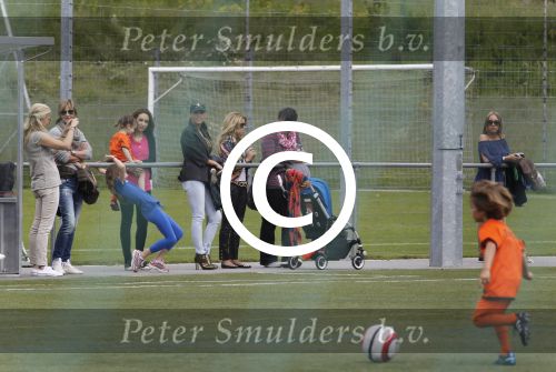 Lausanne, 17 en 18 Augustus 2012
Sylvie v d Vaart samen met de dames van het Nederlands elftal, Rafael v d Vaart en hun zoontje Damian v d Vaart
Foto Peter Smulders BV
