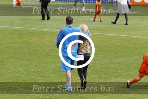 Lausanne, 17 en 18 Augustus 2012
Sylvie v d Vaart samen met de dames van het Nederlands elftal, Rafael v d Vaart en hun zoontje Damian v d Vaart
Foto Peter Smulders BV