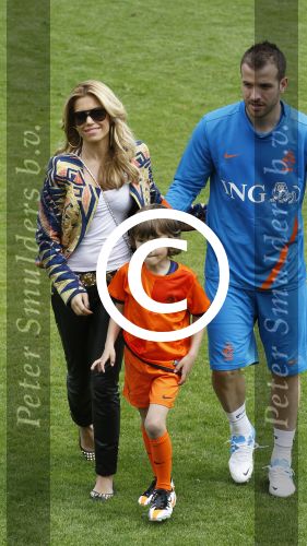 Lausanne, 17 en 18 Augustus 2012
Sylvie v d Vaart samen met de dames van het Nederlands elftal, Rafael v d Vaart en hun zoontje Damian v d Vaart
Foto Peter Smulders BV