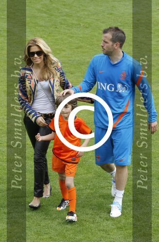 Lausanne, 17 en 18 Augustus 2012
Sylvie v d Vaart samen met de dames van het Nederlands elftal, Rafael v d Vaart en hun zoontje Damian v d Vaart
Foto Peter Smulders BV
