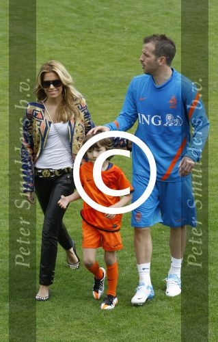 Lausanne, 17 en 18 Augustus 2012
Sylvie v d Vaart samen met de dames van het Nederlands elftal, Rafael v d Vaart en hun zoontje Damian v d Vaart
Foto Peter Smulders BV