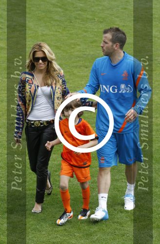 Lausanne, 17 en 18 Augustus 2012
Sylvie v d Vaart samen met de dames van het Nederlands elftal, Rafael v d Vaart en hun zoontje Damian v d Vaart
Foto Peter Smulders BV