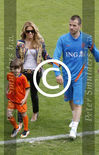 Lausanne, 17 en 18 Augustus 2012
Sylvie v d Vaart samen met de dames van het Nederlands elftal, Rafael v d Vaart en hun zoontje Damian v d Vaart
Foto Peter Smulders BV