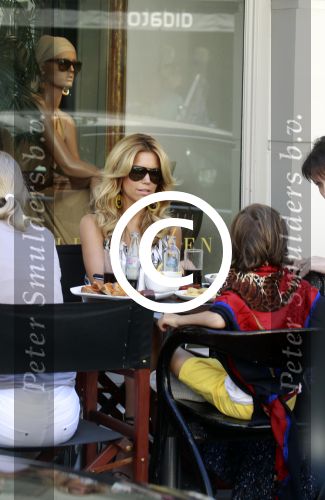 Amsterdam 26 mei 2012
Sylvie v d Vaart met zoon Damian en aupair op de pc hooftstraat.
Peter Smulders bv