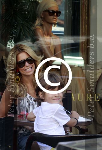 Amsterdam 26 mei 2012
Sylvie v d Vaart met zoon Damian en aupair op de pc hooftstraat.
Peter Smulders bv