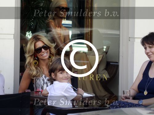 Amsterdam 26 mei 2012
Sylvie v d Vaart met zoon Damian en aupair op de pc hooftstraat.
Peter Smulders bv