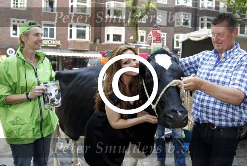 Amsterdam 23 mei 2012
Tatjana melkt een koe  tijdens een reclame stunt van campina.
Peter Smulders bv