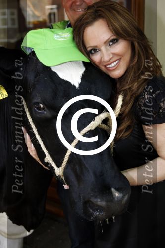 Amsterdam 23 mei 2012
Tatjana melkt een koe  tijdens een reclame stunt van campina.
Peter Smulders bv