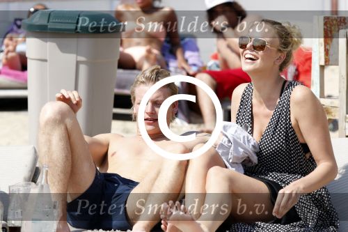 Zandvoort 24 mei 2012
Thomas Berge betrapt met zijn nieuwe vriendin Hollywood vrouw Myrthe Mylius
op het strand van Zandvoort.
Peter Smulders bv