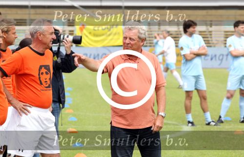 Amsterdam 1 juni 2012
Voetbaltournooi Johan Cruijff foundation in het olympisch stadion .
oa Johan Cruijff John Ewbank Thomas Acda Aron Winter Brian Roy Tonnie Bruins Slot Ronald de Boer William Spaay Najib Amhali Edwin v d Sar Raoul Heertje en Rohan Marley ( zoon Bob Marley) deden mee.
Peter Smulders bv