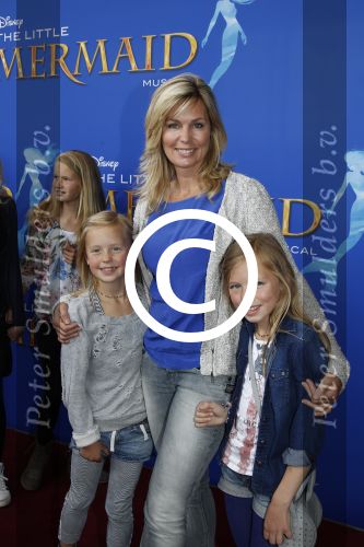 Rotterdam, 16 Juni 2012
Premiere Musical Little Mermaid in het Nieuwe Luxor theater
Vivian Slingerland met dochters Puck en Rebel
Foto Peter Smulders BV