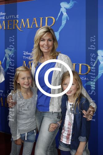 Rotterdam, 16 Juni 2012
Premiere Musical Little Mermaid in het Nieuwe Luxor theater
Vivian Slingerland met dochters Puck en Rebel
Foto Peter Smulders BV