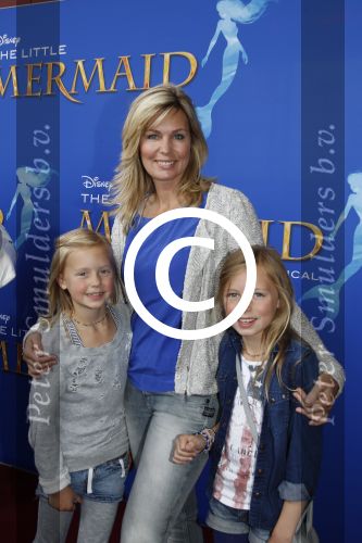 Rotterdam, 16 Juni 2012
Premiere Musical Little Mermaid in het Nieuwe Luxor theater
Vivian Slingerland met dochters Puck en Rebel
Foto Peter Smulders BV