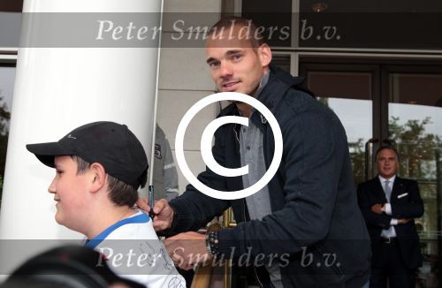 Amsterdam 4 juni 2012
Vertrek Nederlands elftal vanaf het Hilton hotel naar het EK in Oekraine en Polen. Wesley Sneijder met Nialaya armbanden
Peter Smulders bv