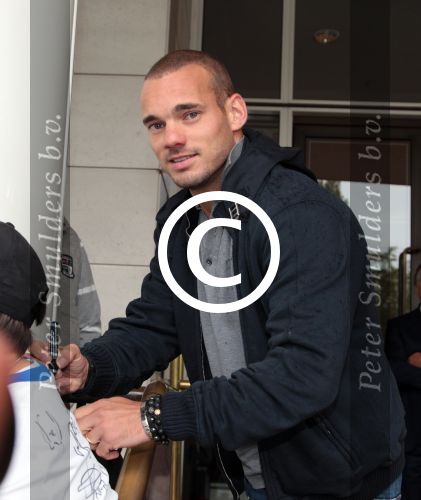 Amsterdam 4 juni 2012
Vertrek Nederlands elftal vanaf het Hilton hotel naar het EK in Oekraine en Polen. Wesley Sneijder met Nialaya armbanden
Peter Smulders bv