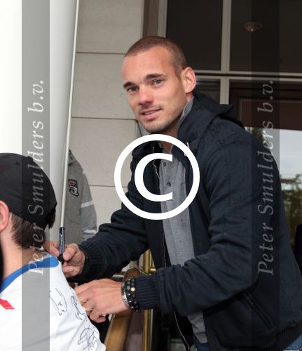 Amsterdam 4 juni 2012
Vertrek Nederlands elftal vanaf het Hilton hotel naar het EK in Oekraine en Polen. Wesley Sneijder met Nialaya armbanden
Peter Smulders bv