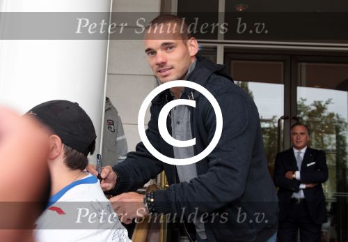Amsterdam 4 juni 2012
Vertrek Nederlands elftal vanaf het Hilton hotel naar het EK in Oekraine en Polen. Wesley Sneijder met Nialaya armbanden
Peter Smulders bv