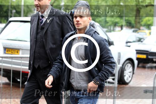 Amsterdam 4 juni 2012
Vertrek Nederlands elftal vanaf het Hilton hotel naar het EK in Oekraine en Polen. Wesley Sneijder met Nialaya armbanden
Peter Smulders bv