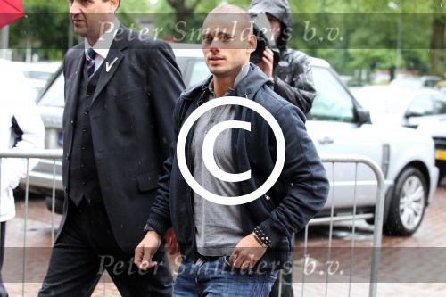 Amsterdam 4 juni 2012
Vertrek Nederlands elftal vanaf het Hilton hotel naar het EK in Oekraine en Polen. Wesley Sneijder met Nialaya armbanden
Peter Smulders bv