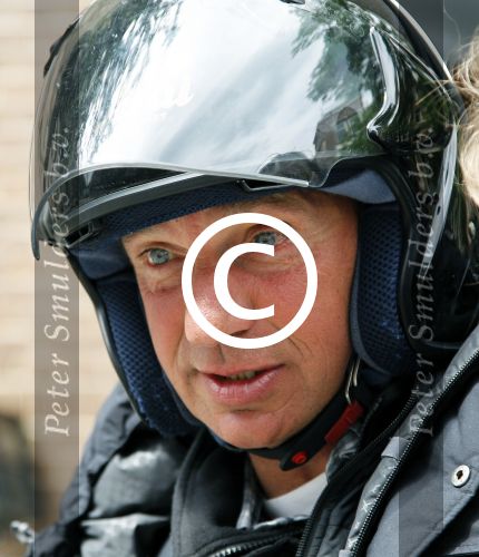 Amsterdam 7 juni 2012
Willem Holleeder gaat naar het politieburo om een gevonden dames tas terug te brengen.
Peter Smulders bv