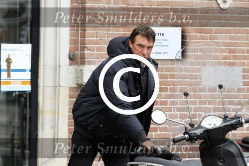 Amsterdam 7 juni 2012
Willem Holleeder gaat naar het politieburo om een gevonden dames tas terug te brengen.
Peter Smulders bv