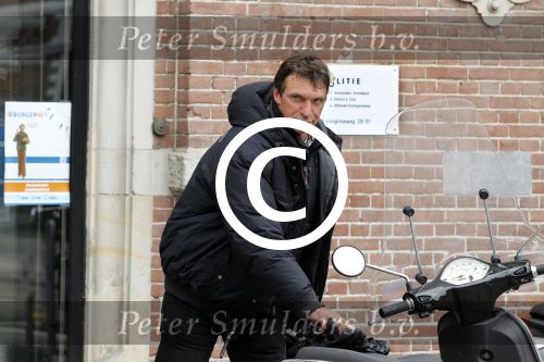 Amsterdam 7 juni 2012
Willem Holleeder gaat naar het politieburo om een gevonden dames tas terug te brengen.
Peter Smulders bv