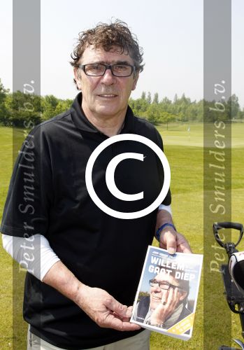 Halfweg 23 mei 2012
Uitreiking boek Willem V Hanegem door Marco v Basten op golfbaan houtrak.
Peter Smulders bv