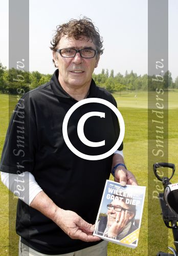 Halfweg 23 mei 2012
Uitreiking boek Willem V Hanegem door Marco v Basten op golfbaan houtrak.
Peter Smulders bv