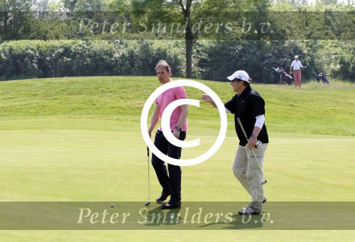 Halfweg 23 mei 2012
Uitreiking boek Willem V Hanegem door Marco v Basten op golfbaan houtrak.
Peter Smulders bv