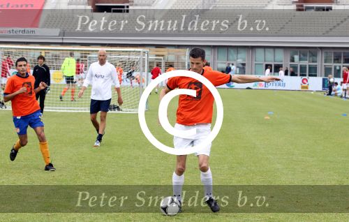 Amsterdam 1 juni 2012
Voetbaltournooi Johan Cruijff foundation in het olympisch stadion .
oa Johan Cruijff John Ewbank Thomas Acda Aron Winter Brian Roy Tonnie Bruins Slot Ronald de Boer William Spaay Najib Amhali Edwin v d Sar Raoul Heertje en Rohan Marley ( zoon Bob Marley) deden mee. Wim Jonk
Peter Smulders bv