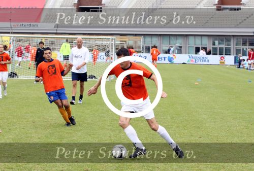 Amsterdam 1 juni 2012
Voetbaltournooi Johan Cruijff foundation in het olympisch stadion .
oa Johan Cruijff John Ewbank Thomas Acda Aron Winter Brian Roy Tonnie Bruins Slot Ronald de Boer William Spaay Najib Amhali Edwin v d Sar Raoul Heertje en Rohan Marley ( zoon Bob Marley) deden mee. Wim Jonk
Peter Smulders bv