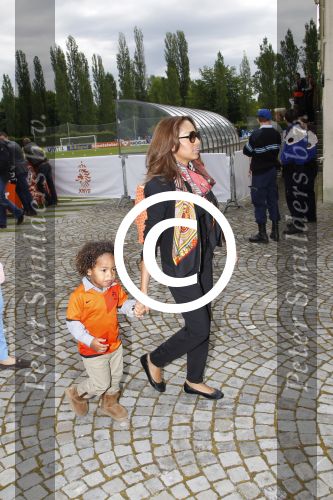 Lausanne, 17 en 18  Mei 2012
Nederlands elftal op traingskamp op weg naar het EK 2012
Winona de Jong vrouw van Nigel de Jong met hun kinderen Isaura-Sienna de Jong en Kyan de Jong
Foto Peter Smulders BV
Foto Peter Smulders BV