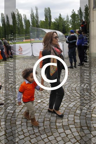Lausanne, 17 en 18  Mei 2012
Nederlands elftal op traingskamp op weg naar het EK 2012
Winona de Jong vrouw van Nigel de Jong met hun kinderen Isaura-Sienna de Jong en Kyan de Jong
Foto Peter Smulders BV
Foto Peter Smulders BV