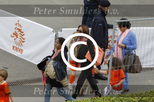 Lausanne, 17 en 18  Mei 2012
Nederlands elftal op traingskamp op weg naar het EK 2012
Winona de Jong vrouw van Nigel de Jong met hun kinderen Isaura-Sienna de Jong en Kyan de Jong
Foto Peter Smulders BV