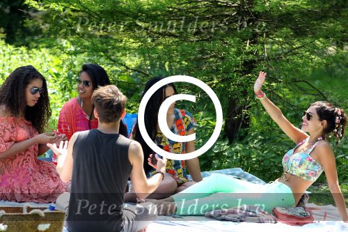 Amsterdam 23 mei 2012
Yolanthe Sneijder Cabau v Kasbergen met oa Lauretta Gerards en andere vrienden in het vondelpark.
Peter Smulders bv