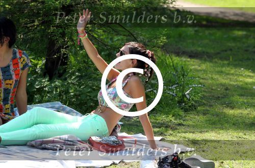 Amsterdam 23 mei 2012
Yolanthe Sneijder Cabau v Kasbergen met oa Lauretta Gerards en andere vrienden in het vondelpark.
Peter Smulders bv