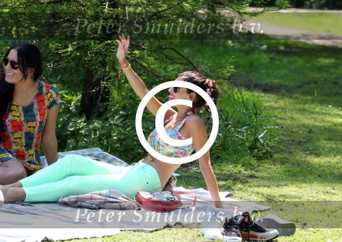 Amsterdam 23 mei 2012
Yolanthe Sneijder Cabau v Kasbergen met oa Lauretta Gerards en andere vrienden in het vondelpark.
Peter Smulders bv