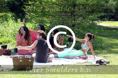 Amsterdam 23 mei 2012
Yolanthe Sneijder Cabau v Kasbergen met oa Lauretta Gerards en andere vrienden in het vondelpark.
Peter Smulders bv