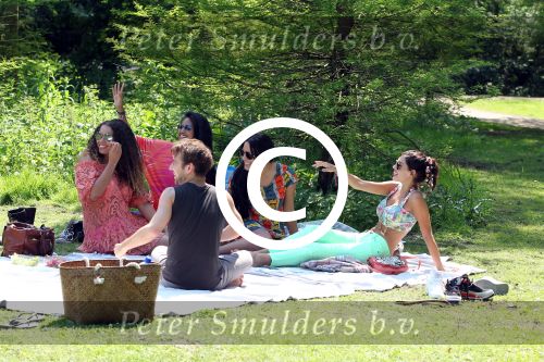 Amsterdam 23 mei 2012
Yolanthe Sneijder Cabau v Kasbergen met oa Lauretta Gerards en andere vrienden in het vondelpark.
Peter Smulders bv