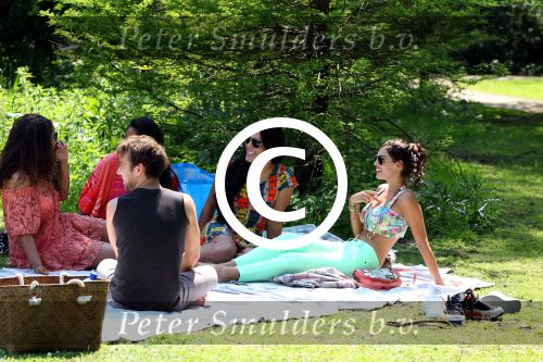 Amsterdam 23 mei 2012
Yolanthe Sneijder Cabau v Kasbergen met oa Lauretta Gerards en andere vrienden in het vondelpark.
Peter Smulders bv