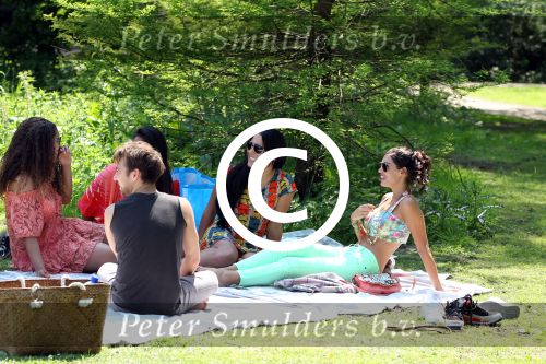 Amsterdam 23 mei 2012
Yolanthe Sneijder Cabau v Kasbergen met oa Lauretta Gerards en andere vrienden in het vondelpark.
Peter Smulders bv
