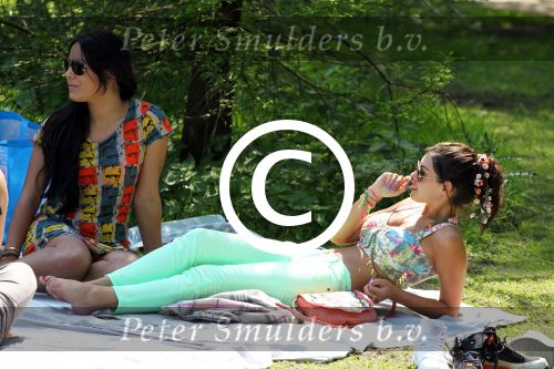 Amsterdam 23 mei 2012
Yolanthe Sneijder Cabau v Kasbergen met oa Lauretta Gerards en andere vrienden in het vondelpark.
Peter Smulders bv