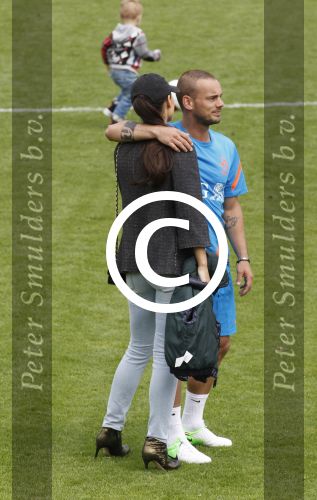 Lausanne, 17 en 18 Augustus 2012
Yolanthe Sneijder-Cabau samen met de dames van het Nederlands elftal, Wesley Sneijder en Jessey Sneijder
Foto Peter Smulders BV