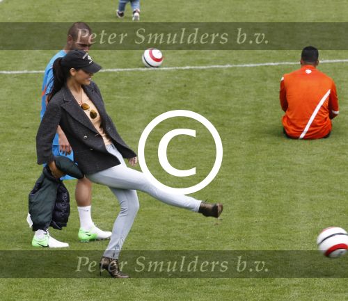Lausanne, 17 en 18 Augustus 2012
Yolanthe Sneijder-Cabau samen met de dames van het Nederlands elftal, Wesley Sneijder en Jessey Sneijder
Foto Peter Smulders BV